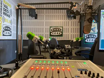 portada_
somoscomarca_mesaestudio_radiovaldeorras_estudio_2025