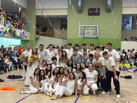 portadaexterior_somoscomarca_obarco_colegiodivinapastora_findecursograduacion (3)