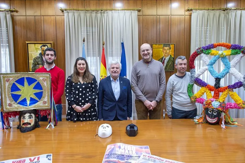 Presentación do VI "Festival Internacional Vibo Mask Mascarada Ibérica".- Na sala de xuntas do Pazo Provincial terá lugar a presentación da VI edición do "Festival Internacional Vibo Mask Mascarada Ibérica". O acto contará coa participación do vicepresidente da Deputación de Ourense, Rosendo Fernández; do alcalde de Viana do Bolo, Secundino Fernández; da alcaldesa de Vilariño de Conso, Melisa Macía; e dos membros da asociación "Robreda" de Viana do Bolo, Jorge Domínguez e Pedro Basalo.