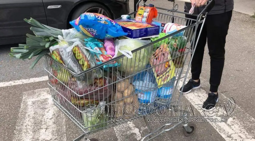 Carro supermercado lleno de comida