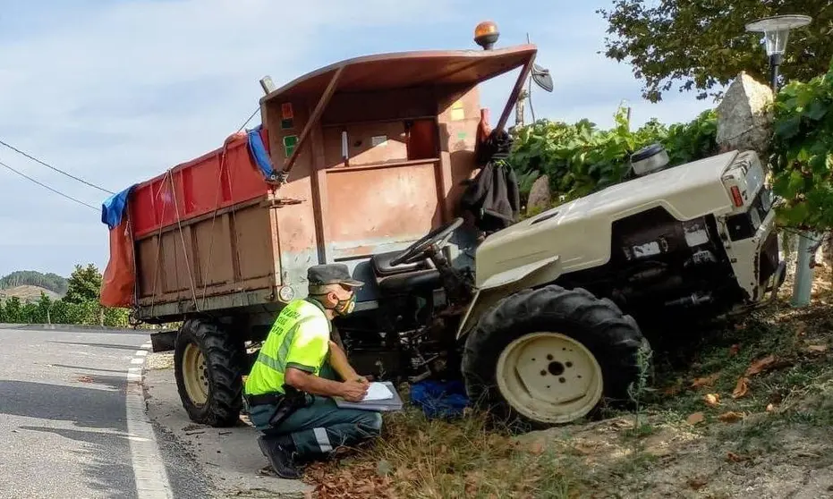 El conductor de un tractor atropellado por el propio vehículo para evitar un choque