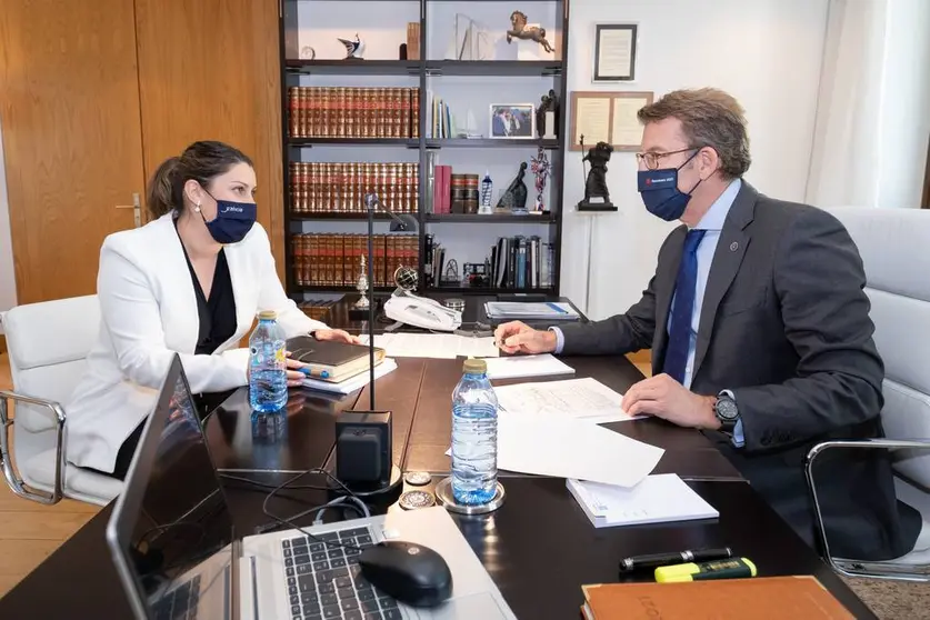 O presidente da Xunta, Alberto Núñez Feijóo, reúnese co alcalde de Vilariño de Conso, Melisa Macía Domínguez, no seu despacho de San Caetano. Santiago de Compostela, 16/4/2021.