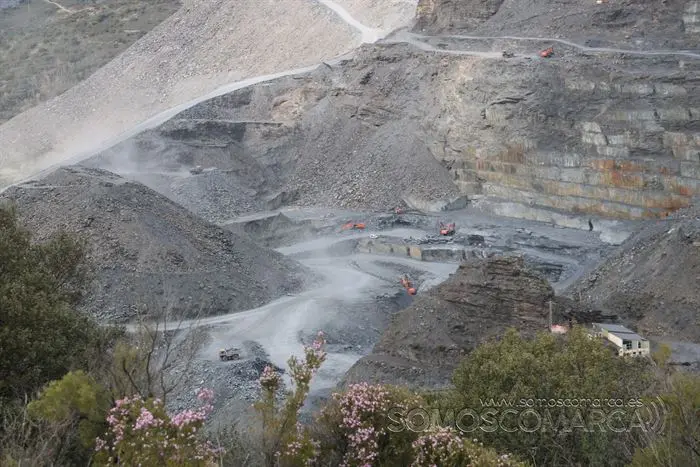 somoscomarca_cantera_pizarra_explotacion_maquinas_camion_2021 (1)
