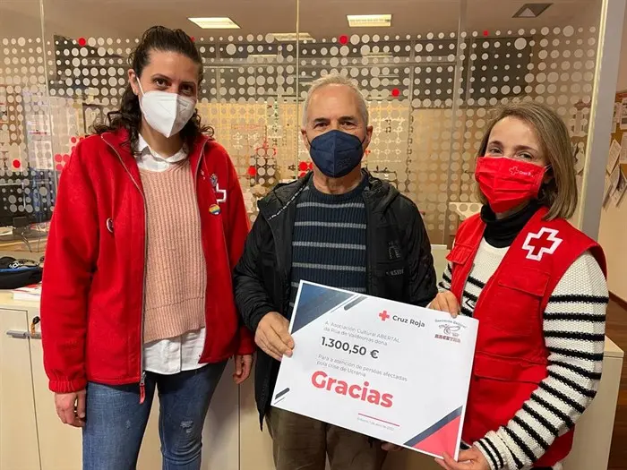 FOTO ENTREGA DONATIVO UCRANIA ASOCIACIÓN CULTURAL ABERTAL