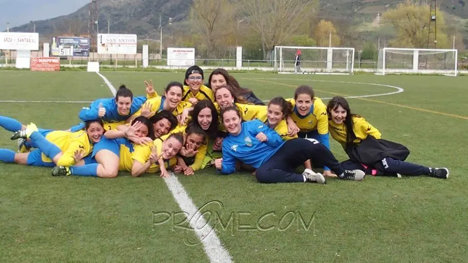 Las jugadores del CD Rúa celebran su victoria ante el Orzán