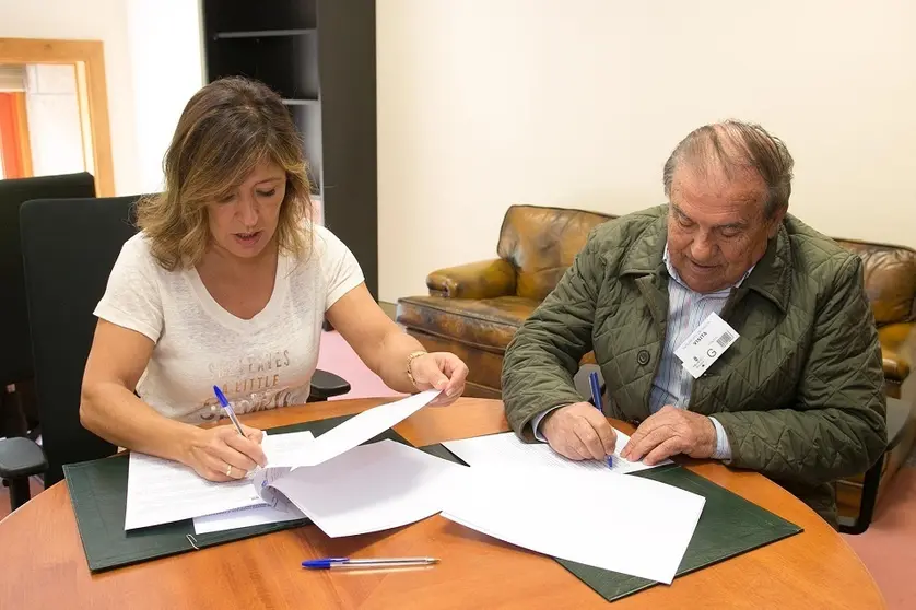 A conselleira de Medio Ambiente e Ordenación do Territorio, Beatriz Mato, e Manuel Corzo Macías, alcalde do Bolo, asinarán un convenio de colaboración para a execución dunha actuación na rúa do Centro deste municipio ourensán. 
foto xoán crespo
11/05/16