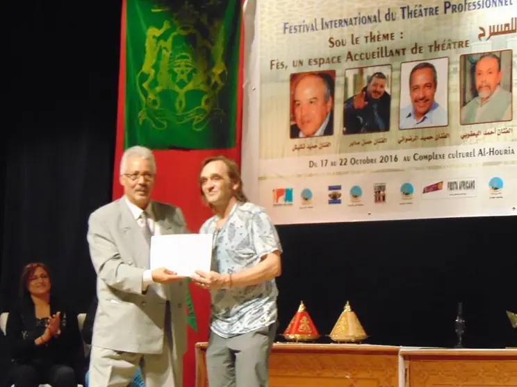 Gabriel Prada recibiendo el premio./Imagen:Fb Gargallada Teatro