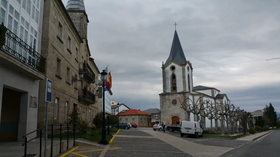 Iglesia y plaza do Concello en A Pobra de Trives