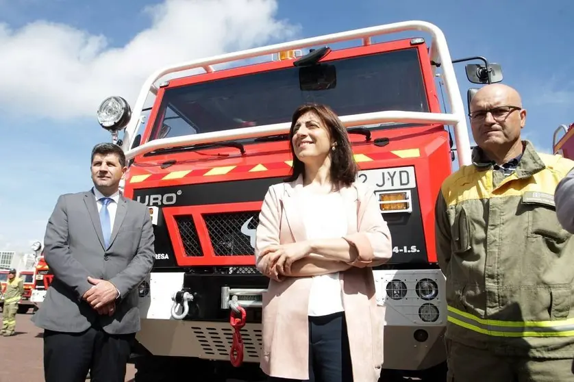 A conselleira do Medio Rural, çngeles Vzquez, acompaada polo director xeral de Ordenacin Forestal, Toms Fernndez-Couto, presidir o acto de entrega de 12 novas motobombas contra incendios a diferentes distritos forestais de Galicia.
