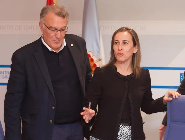 A conselleira de Infraestruturas e Vivenda, Ethel Vázquez, acompañada do director do Instituto Galego de Vivenda e Solo (IGVS), Heriberto García, asina un convenio de colaboración en materia de rehabilitación co alcalde do Barco de Valdeorras e Boiro, Alfredo García e Juan José Dieste, respectivamente.