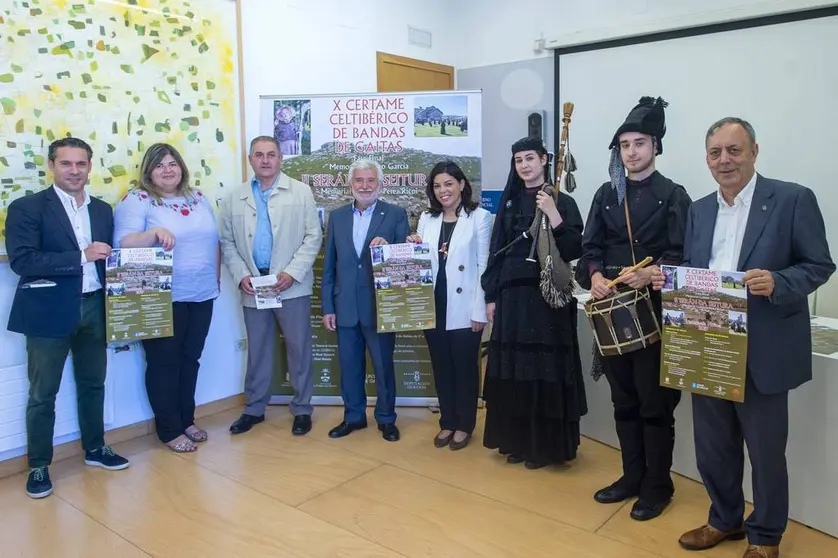 Presentación do X Certame Celtibérico de Bandas de Gaitas. No Centro Cultural “Marcos Valcarcel” asisten Rosendo Fernández (VicePresidente Deputación), Gustavo Samartín (Director Oca-Manzaneda), Patricia Domínguez (Alcaldesa da Pobra de Trives), Amable Fernández (Alcalde de Manzaneda) Patricia Torres Madureira (Deputada Cultura) e Xose Lois Foxo (Director da Escala de Gaitas da Deputación).
