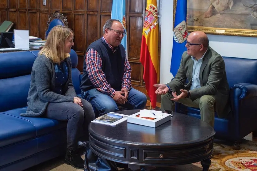 Reunión Manuel Baltar (Presidente Deputación) con Joaquín Sánchez (Presidente Asocición Ruta do Viño de Valdeorras) acompañado por Cristina Núñez (Técnica da Asociación).