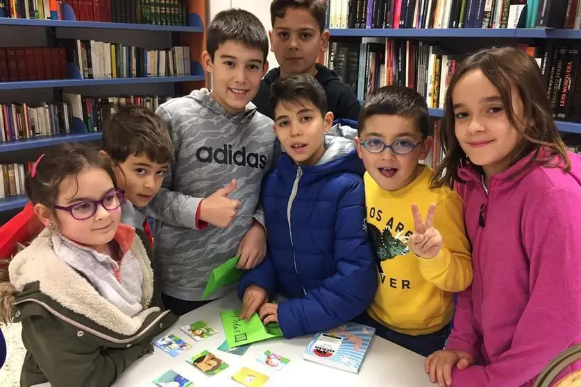 Nenos no obradoiro na Biblioteca Municipal de Petín