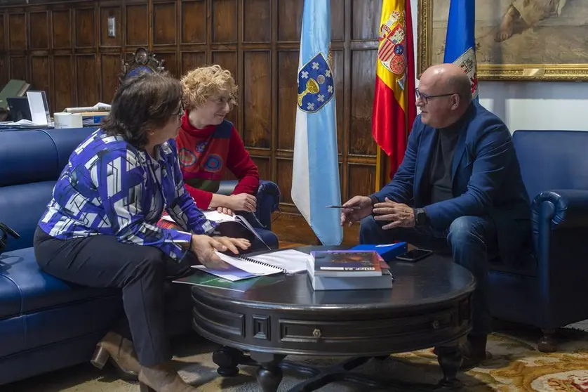 Reunión Manuel Baltar (Presidente Deputación Ourense) coa Asociación de Emrepresarios de Valdeorras (AEVA). Asistene Araceli Fernández (Presidenta) e Maria del Carmen Rodríguez (VicePresidenta).