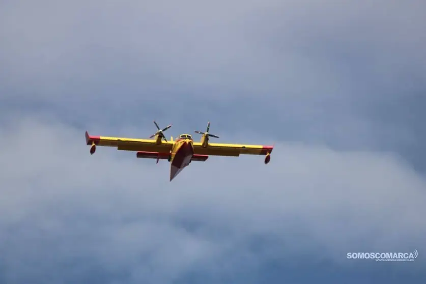 Avioneta (botijo) apagando fuego en Vilariño de Conso
