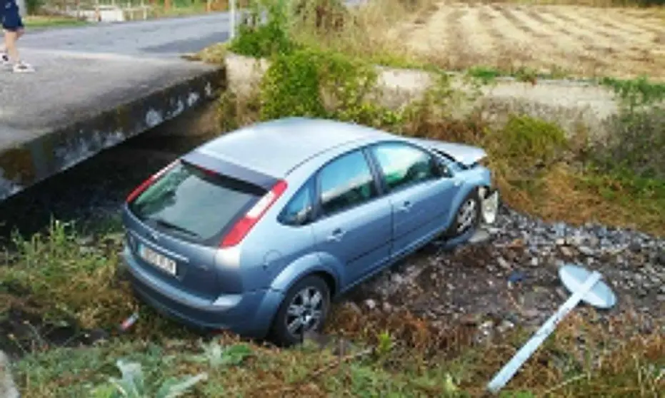 Vehículo que cayó al Mariñán tras la colisión
