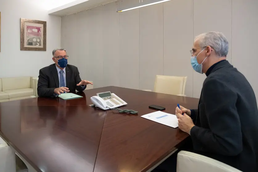 O vicepresidente segundo e conselleiro de Economía, Empresa e Innovación, Francisco Conde, mantén un encontro co alcalde do Barco de Valdeorras, Alfredo García. Santiago de Compostela, 01/03/22.