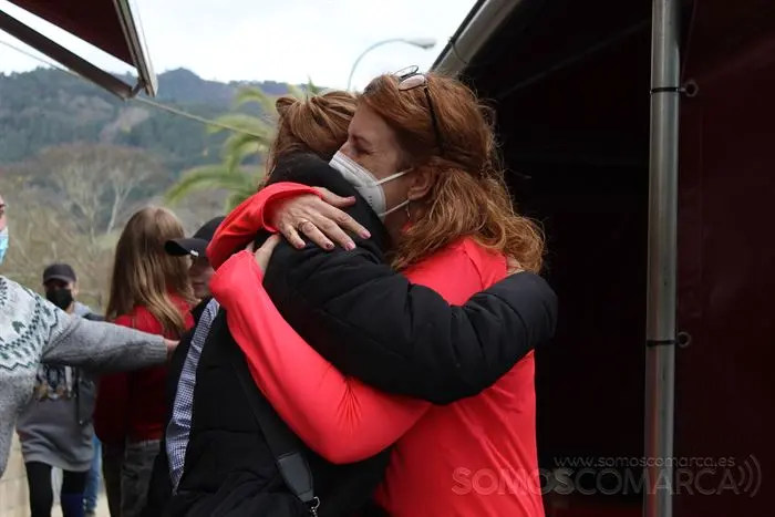 Mayte Perez, promota del viaje, se abraza emocionada con Maria, refugiada que se quedará en San Clodio (1)