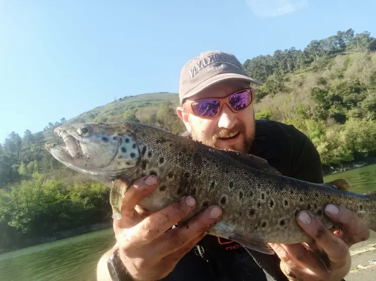 somoscomarca_pescadores_pesca_truchas_rio_spinning_2022-04-18 (3)