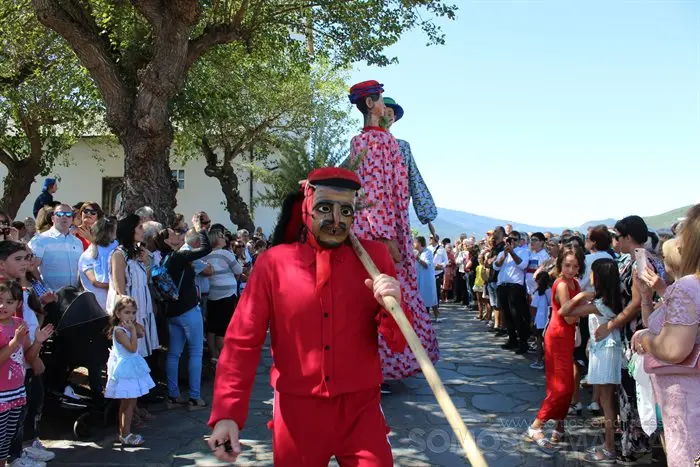 El Meco y las Pampórnigas encabezan la procesión de A Ermida. Imagen de la edición de 2019