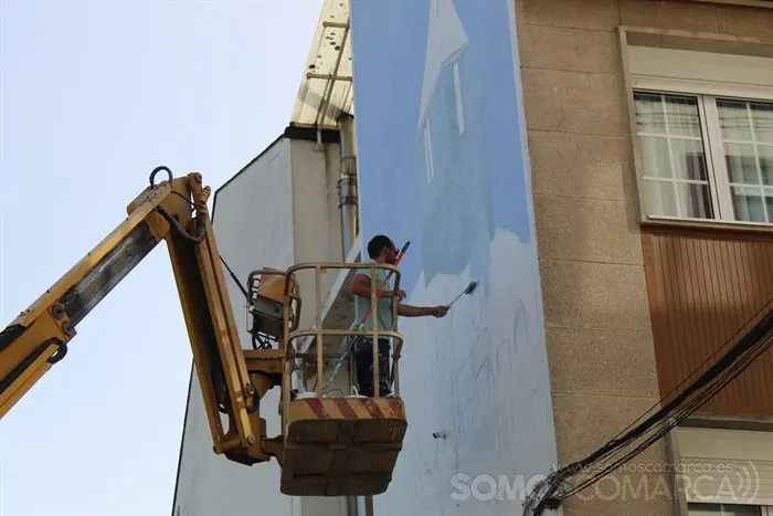 FOTO PRINCIPAL_ Yoseba MP comenzó a pintar un mural sobre A Ermida en Quiroga (1)