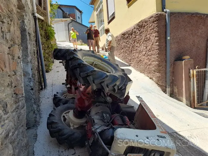 somoscomarca_carballeda_accidente_tractor_vuelco_2022 (3)