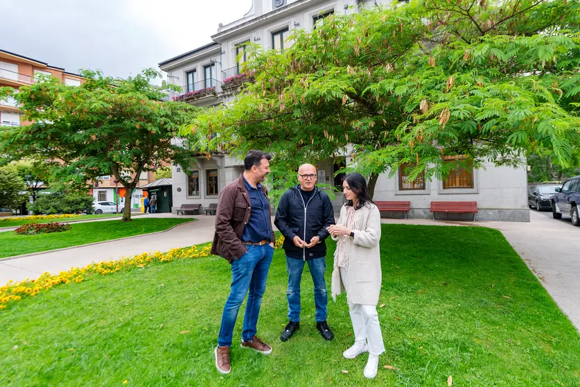 Reunión Manuel Baltar (Presedente da Deputación Ourense) con Jacobo Arias (Presidente do Centro Comerial Aberto de Valdeorras) e Ainhoa Carracedo de Alba (Xerenta).