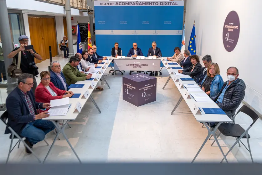 -13.00 horas: Sinatura do convenio “Administración con acompañamento dixital”.- O presidente da Deputación, Manuel Baltar, asina o primeiro convenio “Administración con acompañamento dixital” cos alcaldes dos concellos ourensáns xa adheridos a este programa (A Bola; Calvos de Randín; Entrimo; Lobeira; Mancomunidade do Carballiño; Pereiro de Aguiar; Padrenda; Petín; Rios; Sarreaus; Trasmiras; Xinzo de Limia; A Pobra de Trives; Barbadás) deseñado pola Área de Benestar do goberno provincial para loitar contra a exclusión dixital. Lugar: Centro Cultural Marcos Valcárcel.
