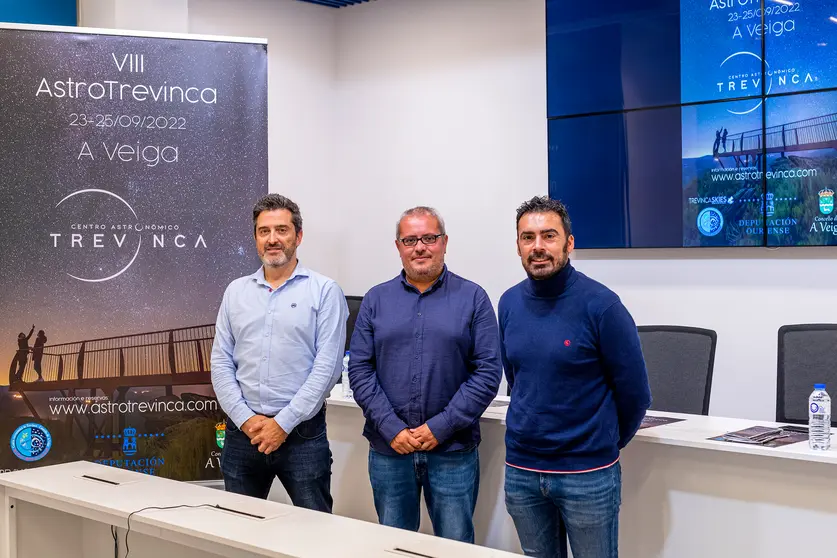 -12.00 horas: Presentación de Astro Trevinca.- O vicepresidente segundo da Deputación, César Fernández, presenta a VIII edición de Astro Trevinca, acompañado polo alcalde de A Veiga, Juan Anta, e o director do Centro Astronómico de Trevinca, Óscar Blanco