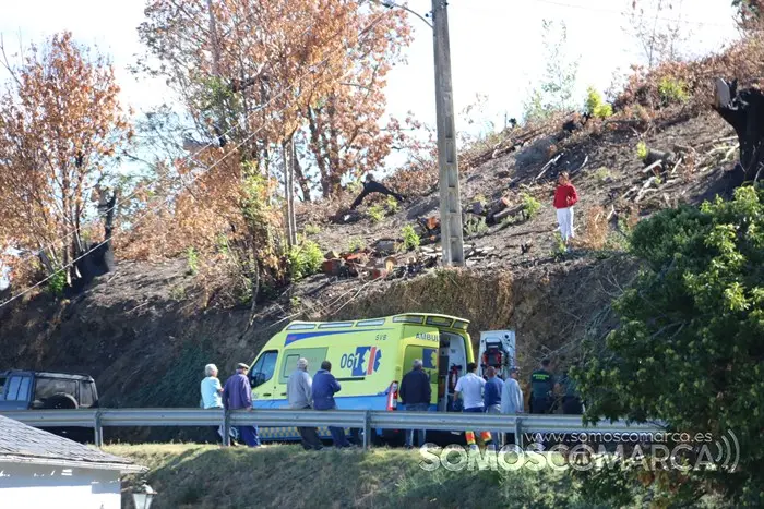 somoscomocarca_herido_hombre_leña_raxoa_obarco_ambulancia_2022-09-26JPG (2)