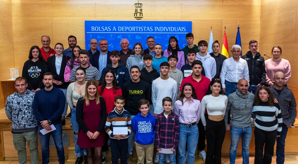 Foto de familia dos deportistas ourensáns con axuda da Deputación