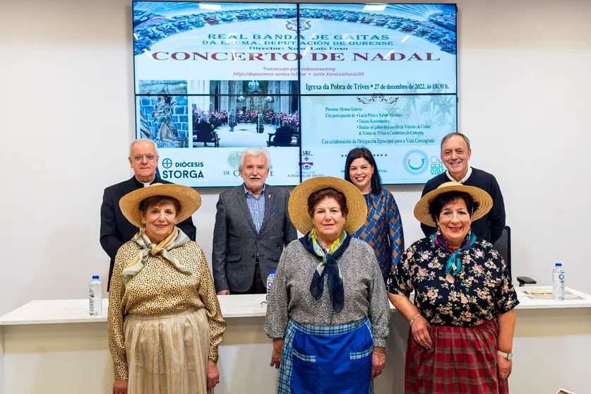 Presentación do Concerto de Nadal da Real Banda de Gaitas da Deputación Ourense na Pobra de Trives. Participan no acto, Rosendo Fernández (Vicepresidente da Deputación Ourense); a alcaldesa da Pobra de Trives, Patricia Domínguez Barja; O bispo de Ourense, Leonardo Lemos Montanet; o director da Real Banda de Gaitas, Xose Lois Foxo; e as cantareiras da Pobra, Dina Pérez Fernandez; María Jesús Rodríguez Tejero e Blandina González Rodríguez.