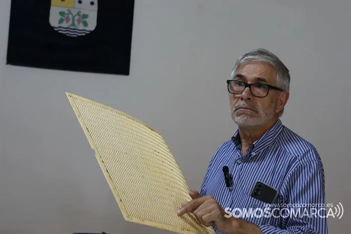 somoscomarca_202331007_vilamartin_apicultores_charla_velutina_josemanuelseijo_armandorodriguezlosada (3)