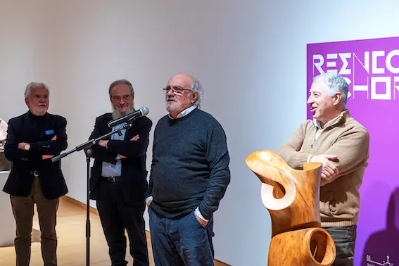 Exposición “Reencontro”.- O deputado de Representación Institucional, Rosendo Fernández, participa na inauguración da exposición “Reencontro” do artista Cochorro. No Centro Cultural Marcos Valcárcel. Tamén participa Francisco González Bouzán (Director do Centro Cultural "Marcos Valcarcel").