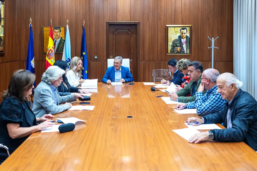 Reunión da Xunta de Goberno da Deputación Ourense. Participan Luís Menor Pérez (Presidente Deputación); Marta Nóvoa Iglesias (VicePresidenta 1ª); Rosendo Fernández; Jorge Pumar Tesouro (Deputado PPOU); Manuel Seoane Rodríguez (Deputado PPOU); Patricia Torres Madureira (Deputado PPOU); María Teresa Barge Bello (Deputada PPOU); Begoña Álvarez Matos (Representante de Intervención); Adamantino Barreiro García (Vicesecretario da Deputación de Ourense).