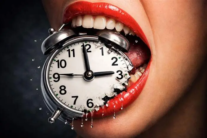 Boca de esmalte triturando el reloj