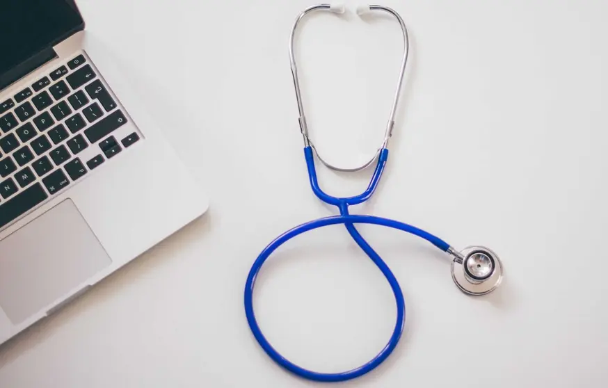 La formaci&oacute;n sanitaria a distancia gana peso entre quienes buscan empleo estable