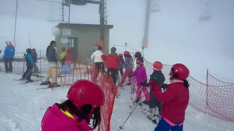 Escolares aprendiendo a esquiar en Manzaneda