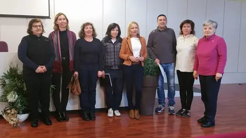 Algunos de los comerciantes con la concejala y responsables de la Cámara