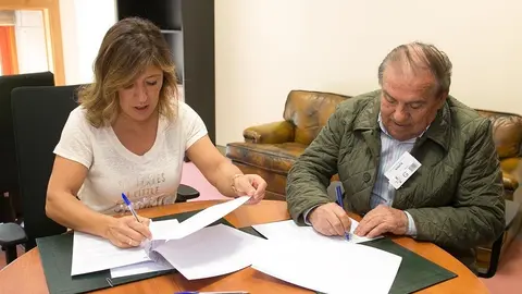 A conselleira de Medio Ambiente e Ordenación do Territorio, Beatriz Mato, e Manuel Corzo Macías, alcalde do Bolo, asinarán un convenio de colaboración para a execución dunha actuación na rúa do Centro deste municipio ourensán. 
foto xoán crespo
11/05/16