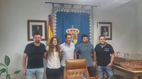 Equipo de gobierno de Manzaneda, con el nuevo alcalde en el centro