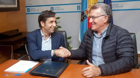 O conselleiro de Política Social, José Manuel Rey Varela, asinará un convenio de colaboración co alcalde do Barco de Valdeorras, Alfredo L. García Rodríguez, para a xestión do centro de día. No despacho do conselleiro. 
foto xoán crespo
13/09/16