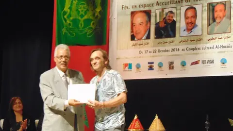 Gabriel Prada recibiendo el premio./Imagen:Fb Gargallada Teatro