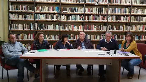 De izq a derecha: Enrique Álvarez Barreiro, alcalde de Vilamartín, Marga Pizcueta, concejala de O Barco, María Glez Albert, alcaldesa de A Rúa, Miguel Bautista, alcalde de Petín, Alfredo García, alcalde de O Barco y Débora Álvarez, dinamizadora lingua galega en O Barco