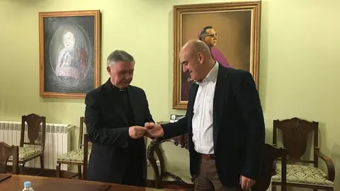 Marcos Lobato, vicario general y Maximino Alonso, presidente Cruz Roja Valdeorras