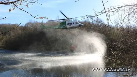 portada. Helicoptero cojiendo agua en Manzaneda