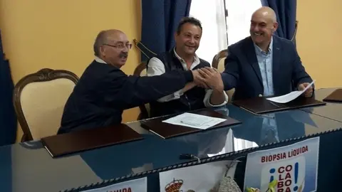 Momento de la firma del convenio entre Cruz Roja y Vilamartín 