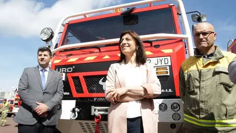 A conselleira do Medio Rural, çngeles Vzquez, acompaada polo director xeral de Ordenacin Forestal, Toms Fernndez-Couto, presidir o acto de entrega de 12 novas motobombas contra incendios a diferentes distritos forestais de Galicia.