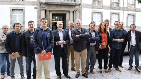 Unah representación de rexidores ourensáns presentou hoxe unha queixa diante da Deputación.
