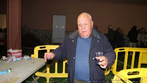 Juanón co seu vaso de viño na man